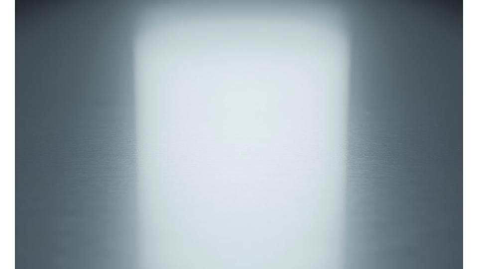 研磨されたステンレススチールのテーブルトップ、光沢と反射のクローズアップ